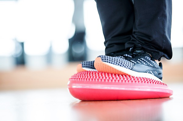 포토 JPG 외국인 여자 노년 운동화 발 실내 건강 한명 성인 신체부위 운동기구 헬스 헬스장 균형 의료성형뷰티 국내포토 1 신발 사람 인종 내부 운동 파일형식