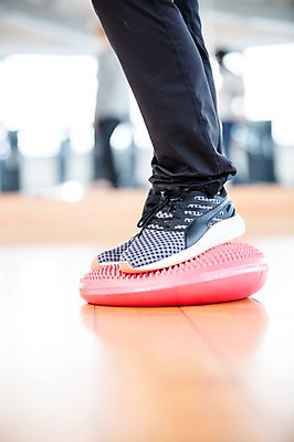 포토 JPG 외국인 여자 노년 운동화 발 실내 건강 한명 성인 신체부위 운동기구 헬스 헬스장 균형 의료성형뷰티 국내포토 1 신발 사람 인종 내부 운동 파일형식