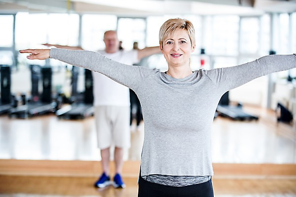 포토 JPG 외국인 여자 노년 남자 팔벌리기 실내 건강 성인 두명 헬스 헬스장 의료성형뷰티 국내포토 모션 사람 인종 내부 운동 파일형식