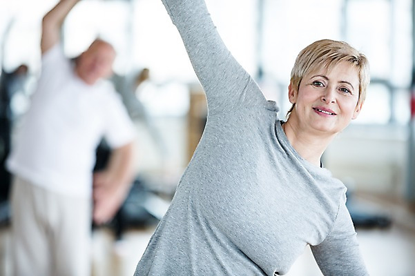포토 JPG 외국인 여자 노년 남자 팔벌리기 실내 건강 성인 두명 아웃포커스 헬스 헬스장 의료성형뷰티 국내포토 모션 촬영기법 사람 인종 내부 운동 파일형식