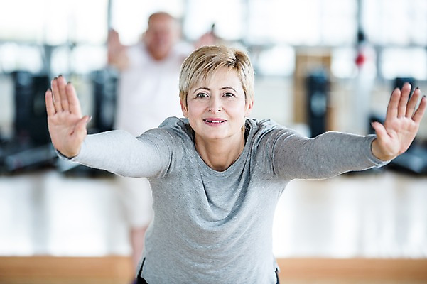포토 JPG 외국인 여자 노년 남자 팔벌리기 실내 건강 성인 두명 아웃포커스 헬스 헬스장 의료성형뷰티 국내포토 모션 촬영기법 사람 인종 내부 운동 파일형식