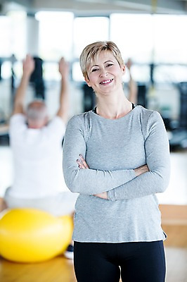 포토 JPG 외국인 여자 노년 남자 실내 건강 성인 두명 아웃포커스 팔짱 헬스 헬스장 거울 짐볼 의료성형뷰티 국내포토 모션 촬영기법 사람 인종 내부 운동 파일형식