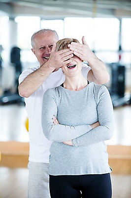포토 JPG 외국인 여자 노년 남자 실내 건강 성인 두명 팔짱 헬스 헬스장 눈가림 의료성형뷰티 국내포토 모션 사람 인종 내부 운동 가림 파일형식