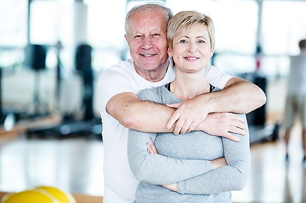 포토 JPG 외국인 여자 노년 남자 실내 건강 성인 두명 팔짱 헬스 헬스장 백허그 의료성형뷰티 국내포토 모션 포옹 사람 인종 내부 운동 파일형식