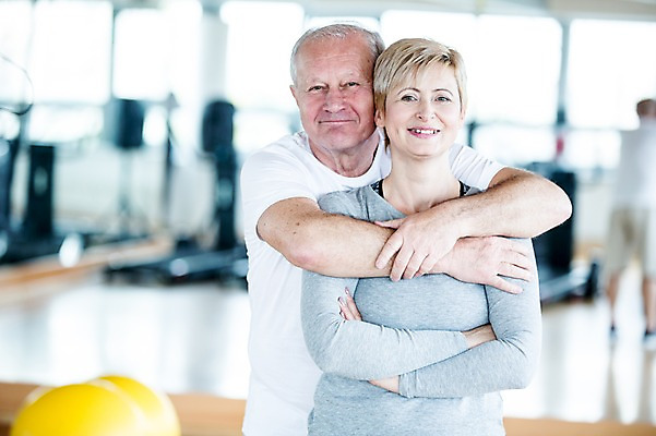 포토 JPG 외국인 여자 노년 남자 실내 건강 성인 두명 팔짱 헬스 헬스장 백허그 의료성형뷰티 국내포토 모션 포옹 사람 인종 내부 운동 파일형식