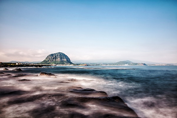 포토 JPG 주간 바다 풍경 사람없음 야외 제주도 돌_바위 장노출 산방산 국내포토 자연요소 산 한국 촬영기법 파일형식