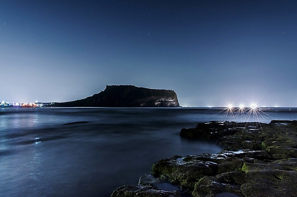 포토 JPG 바다 야경 사람없음 야외 제주도 성산일출봉 광치기해변 국내포토 한국 해변 야간 서귀포 파일형식 풍경_경치