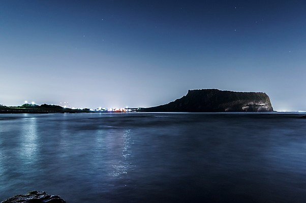 포토 JPG 바다 야경 사람없음 야외 제주도 성산일출봉 광치기해변 국내포토 한국 해변 야간 서귀포 파일형식 풍경_경치