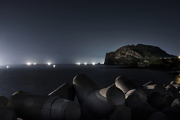 포토 JPG 바다 야경 사람없음 야외 제주도 어선 방파제 테트라포드 국내포토 공공시설 배_교통 한국 야간 파일형식 풍경_경치