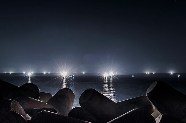 포토 JPG 바다 야경 사람없음 야외 제주도 어선 방파제 테트라포드 국내포토 공공시설 배_교통 한국 야간 파일형식 풍경_경치