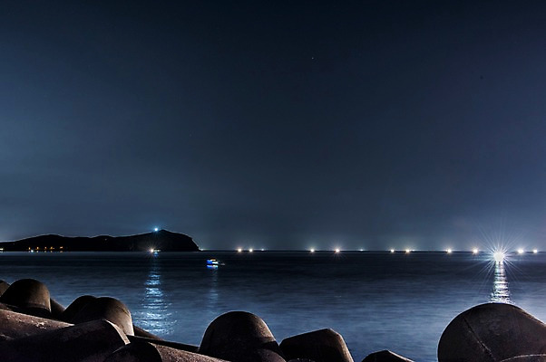 포토 JPG 바다 야경 사람없음 야외 제주도 어선 방파제 테트라포드 국내포토 공공시설 배_교통 한국 야간 파일형식 풍경_경치