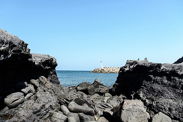 포토 자연요소 공공시설 한국 방파제 파일형식 테트라포드 바다 사람없음 풍경 제주도 JPG 주간 야외 국내포토 돌_바위