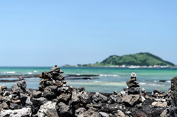 포토 JPG 주간 바다 풍경 사람없음 야외 제주도 돌_바위 석탑 비양도 국내포토 자연요소 섬 한국 탑 파일형식