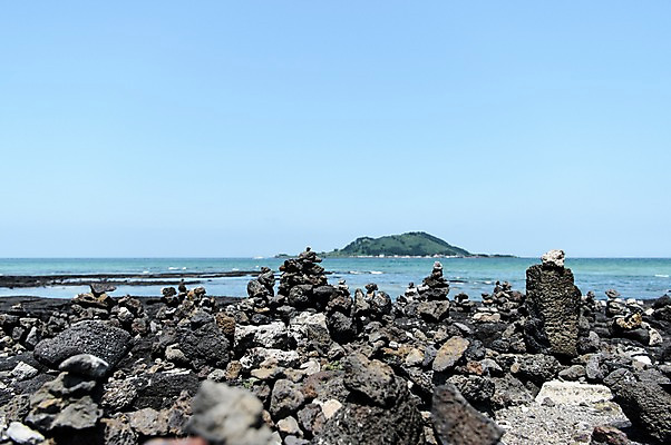 포토 JPG 주간 바다 풍경 사람없음 야외 제주도 돌_바위 석탑 비양도 국내포토 자연요소 섬 한국 탑 파일형식