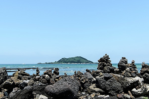 포토 JPG 주간 바다 풍경 사람없음 야외 제주도 돌_바위 석탑 비양도 국내포토 자연요소 섬 한국 탑 파일형식
