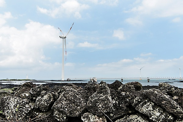포토 JPG 주간 바다 풍경 사람없음 야외 제주도 돌_바위 풍력에너지 국내포토 자연요소 한국 그린에너지 파일형식