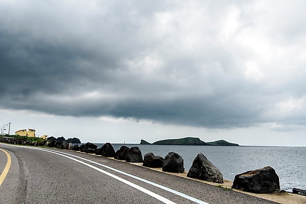 포토 JPG 주간 도로 바다 풍경 사람없음 야외 제주도 돌_바위 먹구름 차귀도 국내포토 자연요소 길 섬 교통시설 한국 파일형식 구름_자연