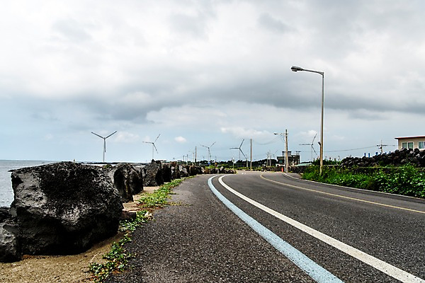 포토 JPG 주간 구름 도로 가로등 풍경 해변 사람없음 야외 제주도 돌_바위 해안도로 국내포토 자연요소 공공시설 길 바다 교통시설 한국 파일형식