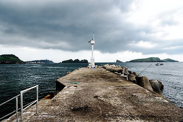 포토 JPG 주간 바다 풍경 사람없음 야외 제주도 어선 먹구름 외도 차귀도 국내포토 자연요소 섬 배_교통 한국 거제 파일형식 구름_자연