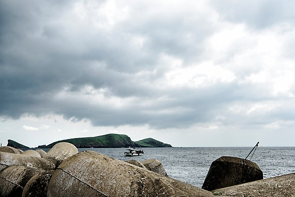 포토 JPG 주간 바다 풍경 사람없음 야외 제주도 어선 먹구름 방파제 차귀도 테트라포드 국내포토 자연요소 공공시설 섬 배_교통 한국 파일형식 구름_자연