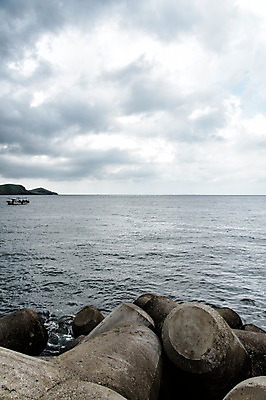 포토 JPG 주간 구름 바다 풍경 사람없음 야외 제주도 어선 방파제 차귀도 테트라포드 국내포토 자연요소 공공시설 섬 배_교통 한국 파일형식