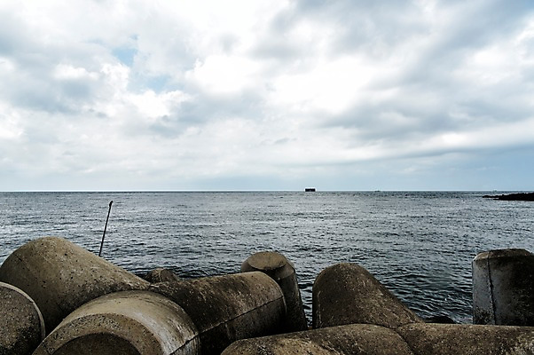 포토 JPG 주간 구름 바다 풍경 사람없음 야외 제주도 방파제 테트라포드 국내포토 자연요소 공공시설 한국 파일형식