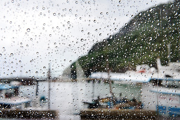 포토 JPG 주간 백그라운드 창문 풍경 사람없음 야외 제주도 어선 빗방울 흐림 국내포토 자연요소 배_교통 날씨 한국 비_날씨 파일형식