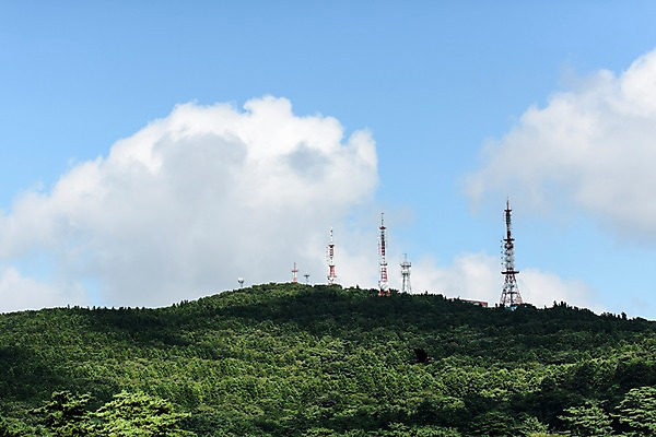 포토 JPG 주간 나무 구름 하늘 산 풍경 사람없음 야외 제주도 숲 철탑 국내포토 자연요소 식물 한국 탑 파일형식