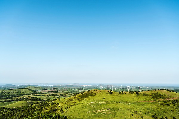 포토 JPG 주간 자연 하늘 풍경 사람없음 야외 제주도 맑음 풍력에너지 오름 국내포토 자연요소 날씨 한국 그린에너지 생태계 파일형식