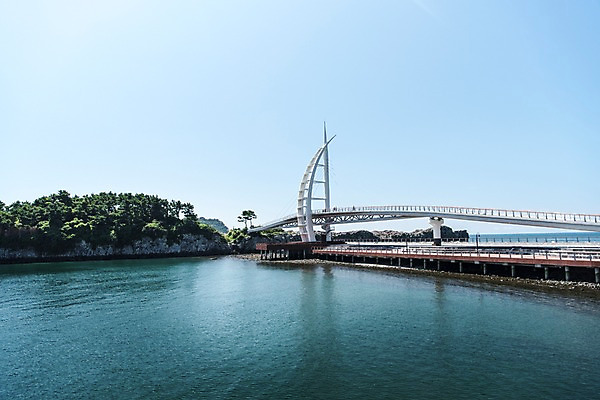 포토 JPG 주간 바다 풍경 사람없음 야외 제주도 서귀포항 새연교 국내포토 자연요소 한국 항구 다리_건축물 서귀포 파일형식