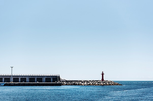 포토 JPG 주간 바다 등대 풍경 사람없음 야외 제주도 방파제 서귀포항 테트라포드 국내포토 자연요소 공공시설 한국 항구 서귀포 파일형식
