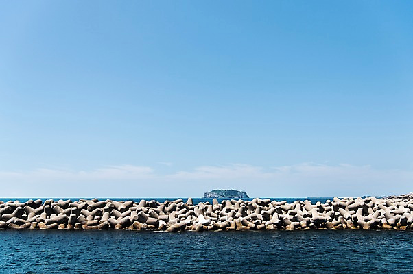 포토 JPG 주간 바다 풍경 사람없음 야외 제주도 방파제 서귀포항 테트라포드 범섬 국내포토 자연요소 공공시설 섬 한국 항구 서귀포 파일형식
