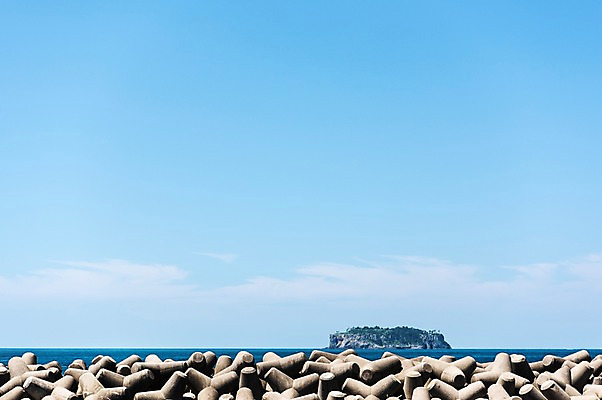 포토 JPG 주간 풍경 사람없음 야외 제주도 방파제 서귀포항 테트라포드 범섬 국내포토 자연요소 공공시설 섬 한국 항구 서귀포 파일형식