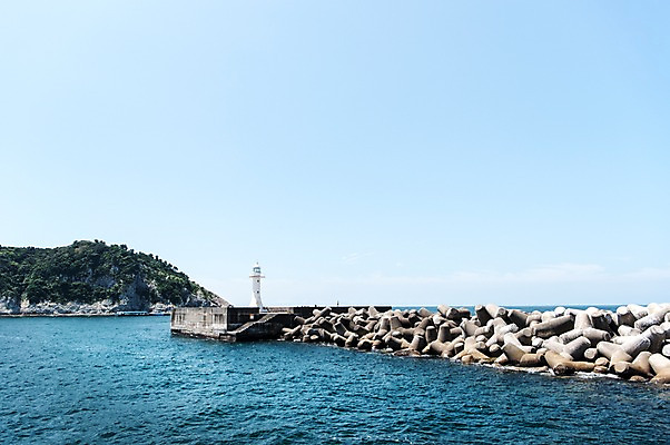 포토 JPG 주간 등대 풍경 해변 사람없음 야외 제주도 방파제 서귀포항 테트라포드 국내포토 자연요소 공공시설 바다 한국 항구 서귀포 파일형식