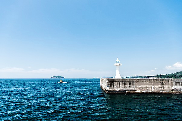 포토 JPG 주간 등대 풍경 사람없음 야외 제주도 방파제 서귀포항 테트라포드 범섬 국내포토 자연요소 공공시설 섬 한국 항구 서귀포 파일형식