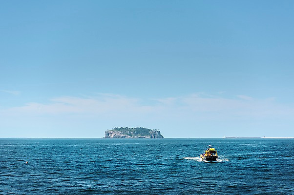 포토 JPG 주간 바다 하늘 풍경 사람없음 야외 제주도 어선 범섬 국내포토 자연요소 섬 배_교통 한국 파일형식