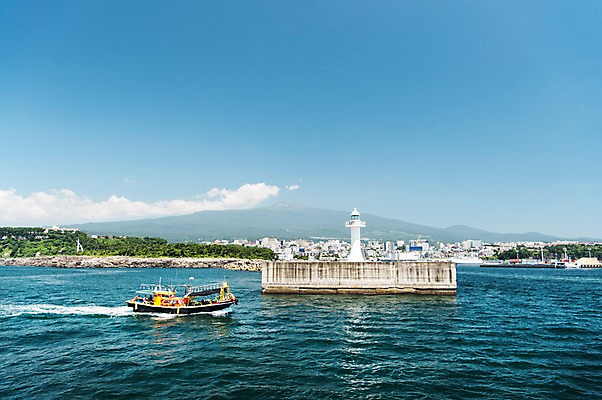 포토 JPG 주간 등대 풍경 해변 사람없음 야외 제주도 어선 방파제 한라산 서귀포항 국내포토 자연요소 공공시설 바다 배_교통 산 한국 항구 서귀포 파일형식