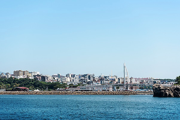 포토 JPG 주간 바다 하늘 풍경 빌딩 사람없음 야외 제주도 도시 서귀포항 국내포토 자연요소 한국 건물 항구 서귀포 파일형식