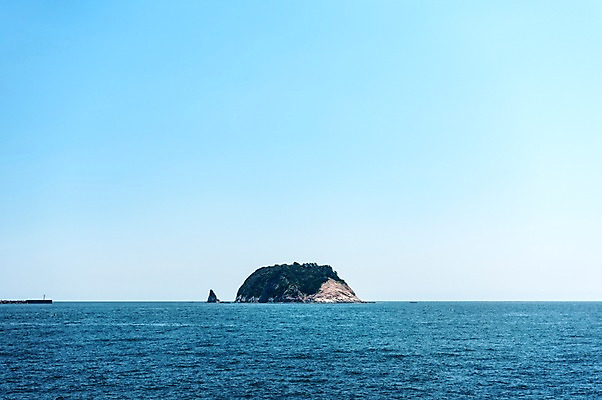 포토 JPG 주간 바다 하늘 풍경 사람없음 야외 제주도 문섬 국내포토 자연요소 섬 한국 파일형식