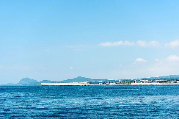 포토 JPG 주간 풍경 사람없음 야외 제주도 방파제 산방산 강정포구 국내포토 자연요소 공공시설 산 한국 항구 파일형식