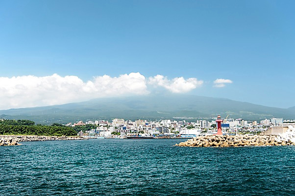 포토 JPG 주간 바다 등대 풍경 사람없음 야외 제주도 도시 방파제 한라산 서귀포항 국내포토 자연요소 공공시설 산 한국 항구 서귀포 파일형식