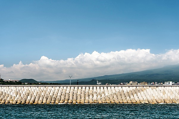 포토 JPG 주간 구름 바다 하늘 풍경 사람없음 야외 제주도 방파제 서귀포항 국내포토 자연요소 공공시설 한국 항구 서귀포 파일형식