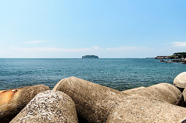 포토 JPG 주간 풍경 사람없음 야외 제주도 방파제 테트라포드 범섬 국내포토 자연요소 공공시설 섬 한국 파일형식