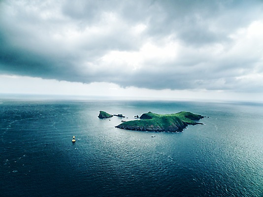 포토 JPG 주간 바다 풍경 사람없음 야외 하이앵글 제주도 먹구름 항공촬영 차귀도 국내포토 자연요소 뷰포인트 섬 한국 파일형식 구름_자연