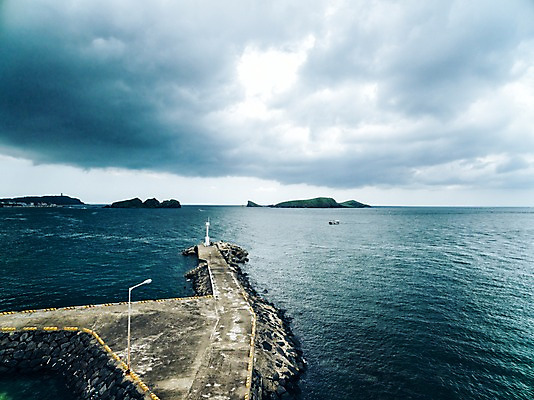 포토 JPG 주간 바다 풍경 사람없음 야외 하이앵글 제주도 먹구름 항공촬영 외도 차귀도 국내포토 자연요소 뷰포인트 섬 한국 거제 파일형식 구름_자연
