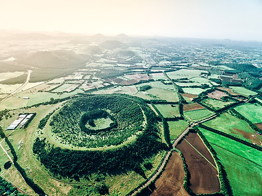포토 JPG 주간 나무 풍경 사람없음 야외 하이앵글 제주도 숲 오름 항공촬영 아부오름 국내포토 자연요소 식물 뷰포인트 한국 파일형식