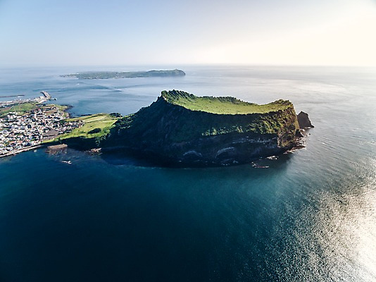 포토 JPG 주간 바다 풍경 사람없음 야외 하이앵글 제주도 마을 성산일출봉 항공촬영 성산읍 우도 국내포토 자연요소 뷰포인트 섬 한국 서귀포 파일형식