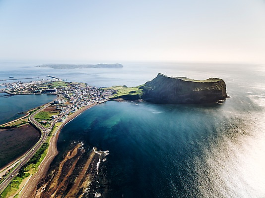 포토 JPG 주간 도로 바다 풍경 사람없음 야외 하이앵글 제주도 마을 성산일출봉 항공촬영 성산읍 우도 국내포토 자연요소 길 뷰포인트 섬 교통시설 한국 서귀포 파일형식