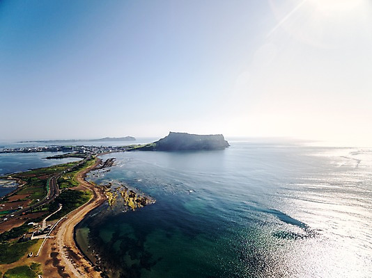 포토 JPG 주간 도로 바다 풍경 사람없음 야외 하이앵글 제주도 성산일출봉 항공촬영 성산읍 우도 국내포토 자연요소 길 뷰포인트 섬 교통시설 한국 서귀포 파일형식