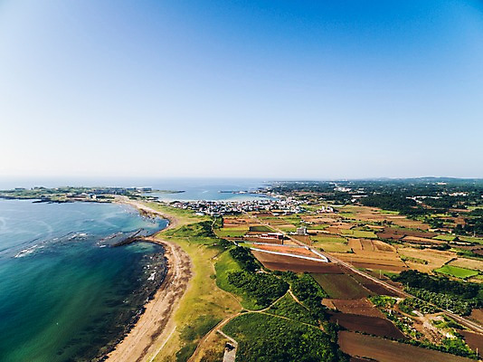포토 JPG 주간 바다 밭 논 풍경 해변 사람없음 야외 하이앵글 제주도 농경지 마을 항공촬영 성산읍 국내포토 자연요소 뷰포인트 농업 한국 농장 서귀포 파일형식